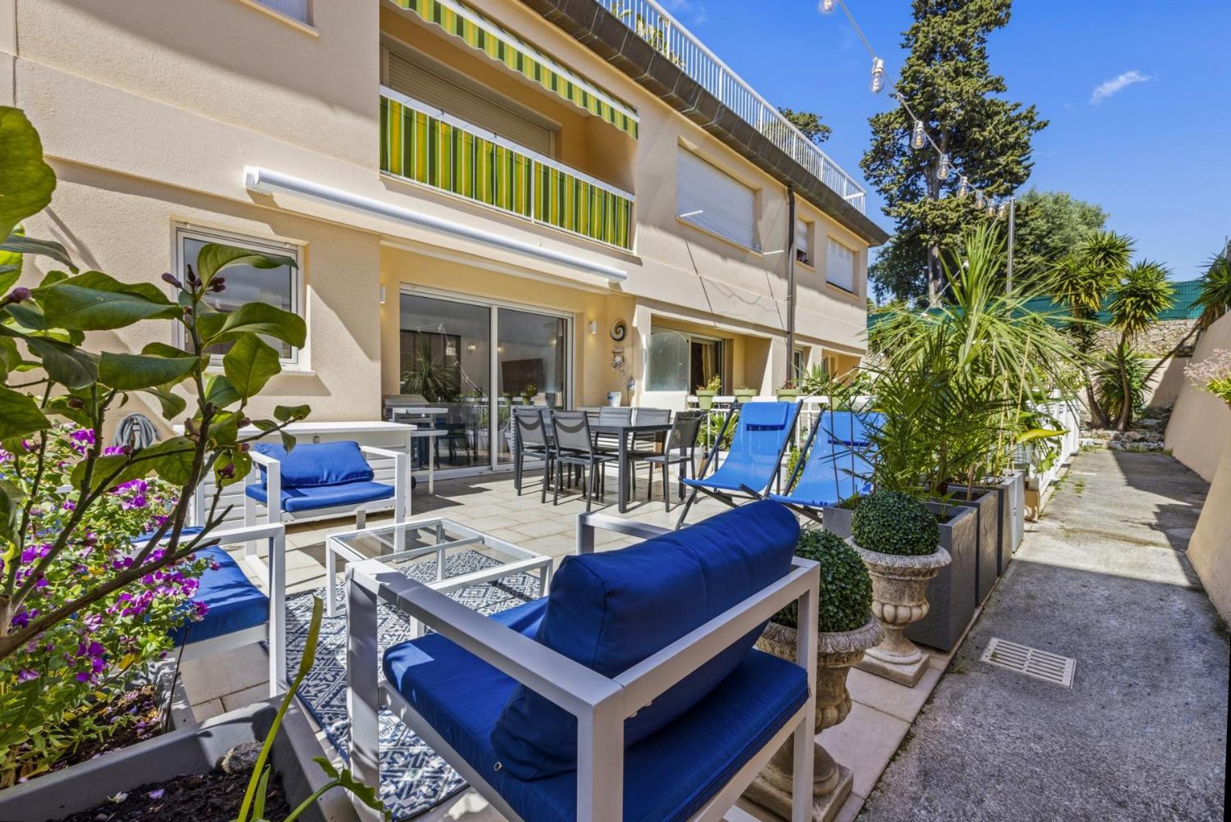 Ng - A 10 Mn Du Palais Des Festivals Cannes