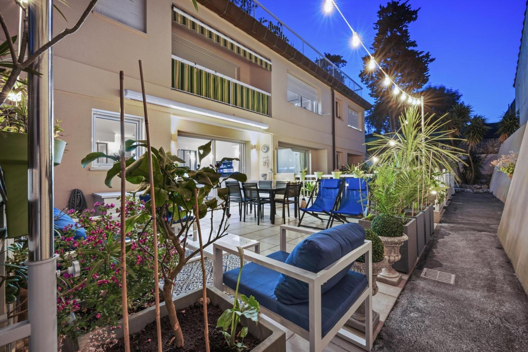 Ng - A 10 Mn Du Palais Des Festivals * Cannes